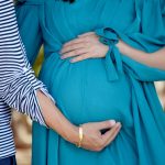 人がごった返している花火大会で「私お腹に赤ちゃんいるんです!前を通るのやめてください!!」と叫んでいた妊婦。