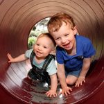 2歳息子と滑り台をすべろうとしたら、6歳ぐらいの男の子が「なんだよお前ー!お前、何歳だよ!?」